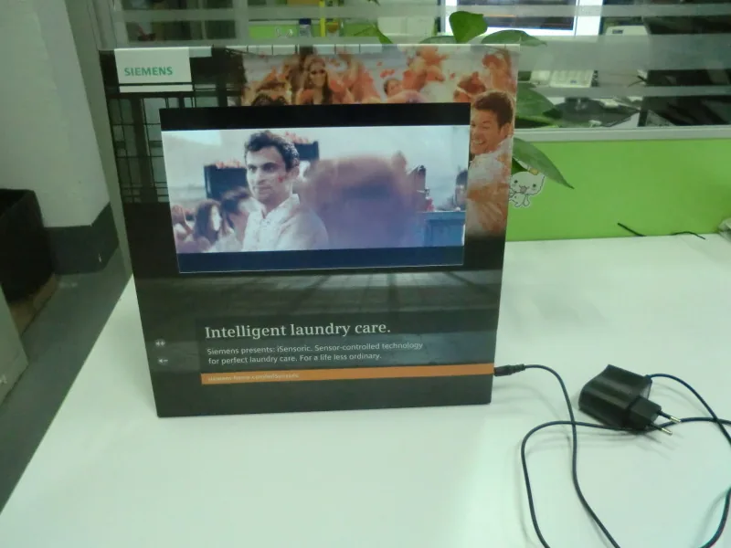 Videodisplay Siemens de sobremesa reproduciendo un vídeo