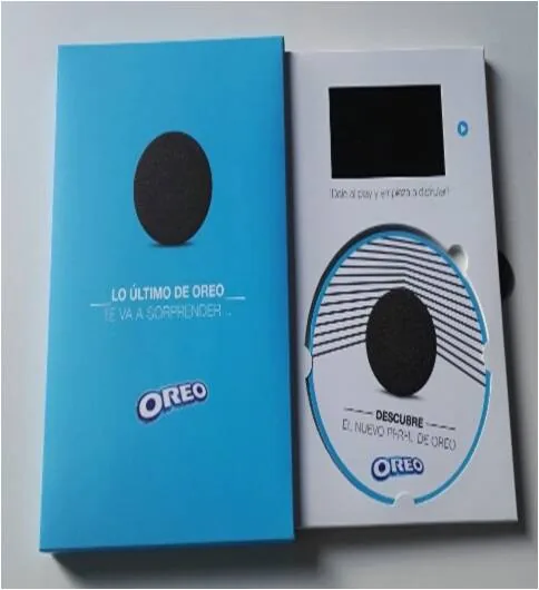 Videoestuche Oreo abierto: pantalla y disco impreso en el interior