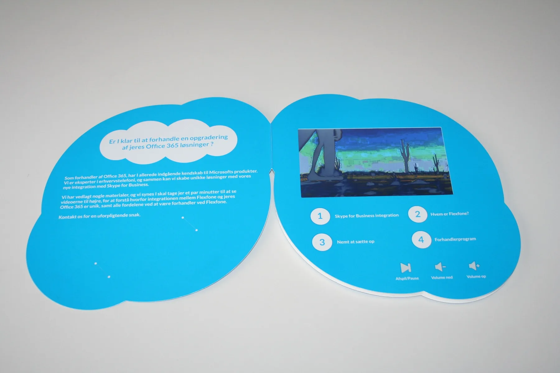 Tarjeta troquelada con forma de nube Skype, abierta con pantalla